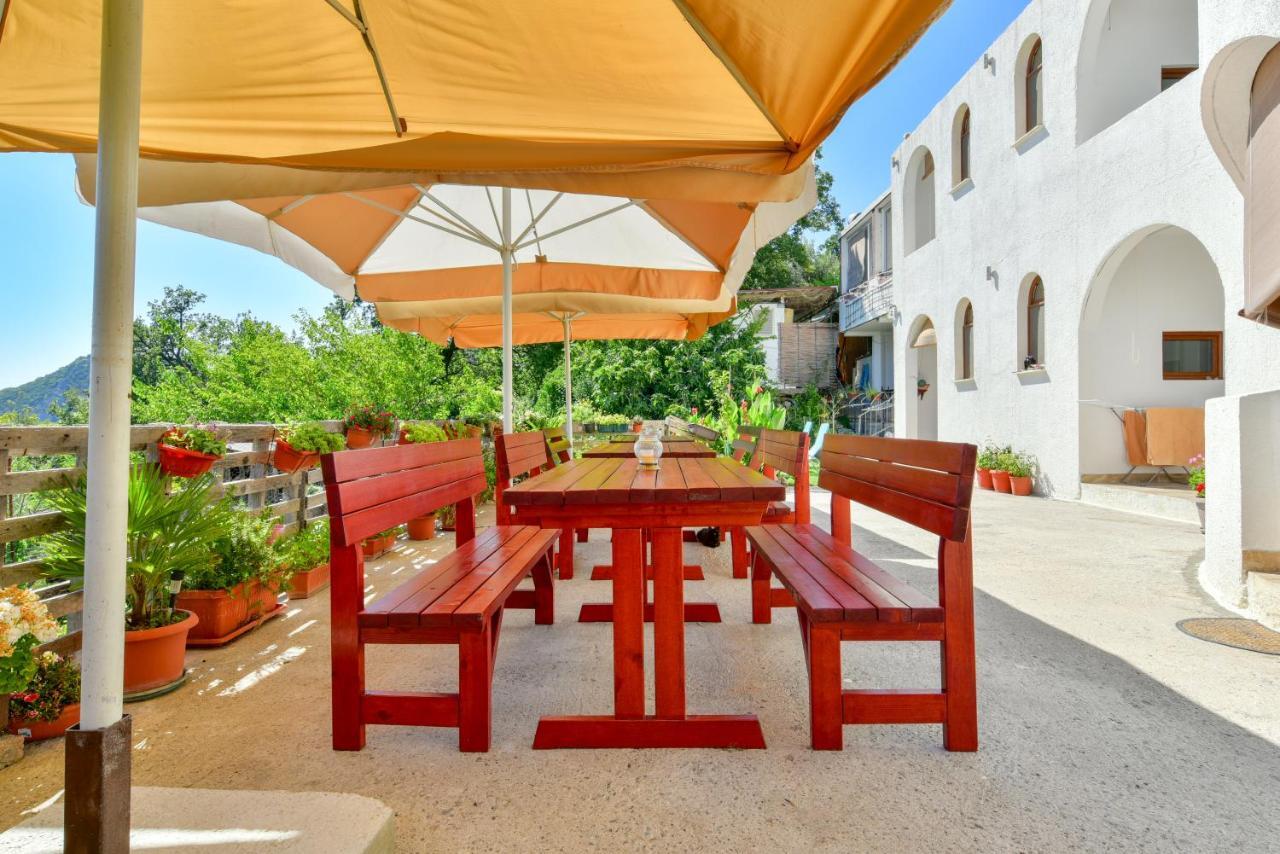 Pataki Studios Petrovac Exterior photo