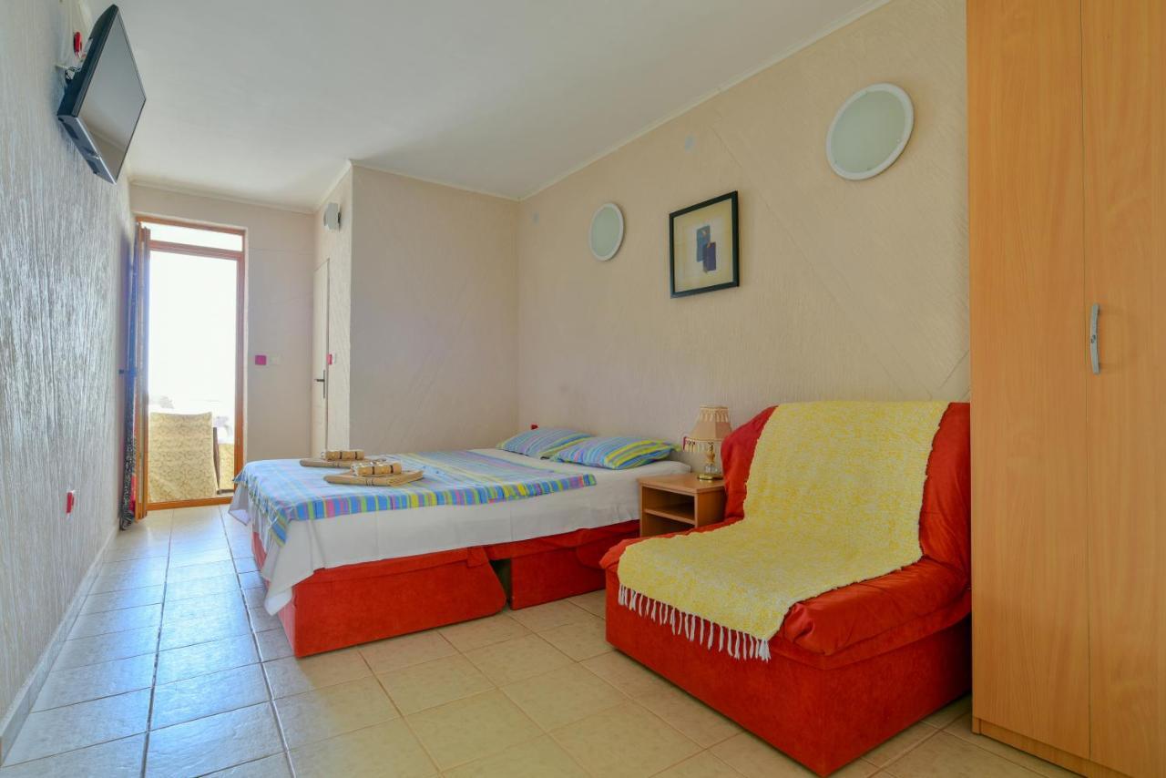Pataki Studios Petrovac Exterior photo